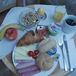Hotel Pause - Free Wifi & Free Parking!!