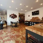 Pause - Free Wifi & Free Parking!! Hotel