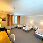 Pause - Free Wifi & Free Parking!! 3*
