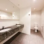 Pause - Free Wifi & Free Parking!! Hotel