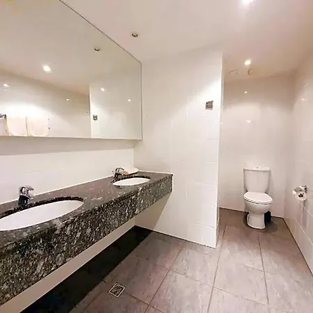 Pause - Free Wifi & Free Parking!! Hotel