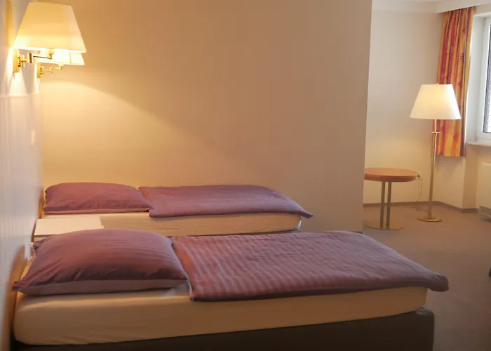 Pause - Free Wifi & Free Parking!! 3*