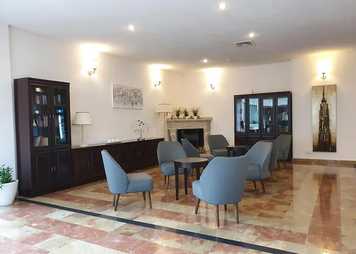 Pause - Free Wifi & Free Parking!! 3*