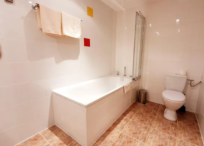 Pause - Free Wifi & Free Parking!! Otel 3*