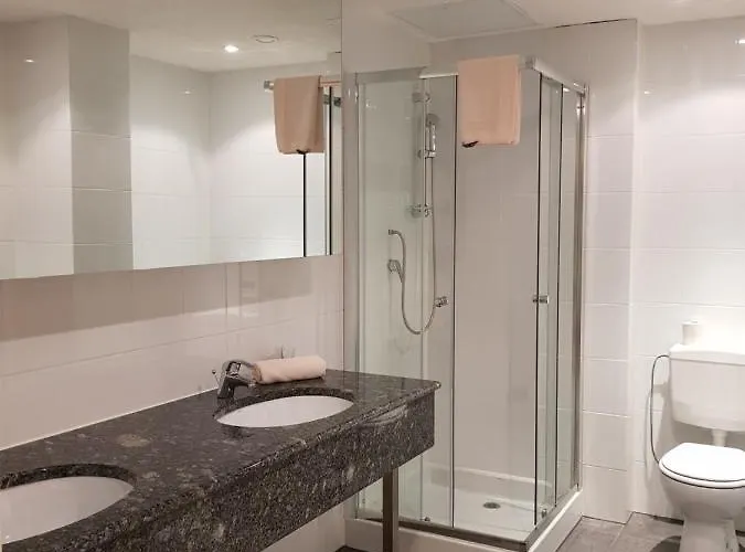 Pause - Free Wifi & Free Parking!! 3*